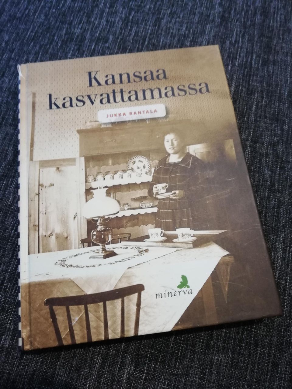 Kansaa kasvattamassa -kirja kansakoulunopettajien kiertokirjeitä