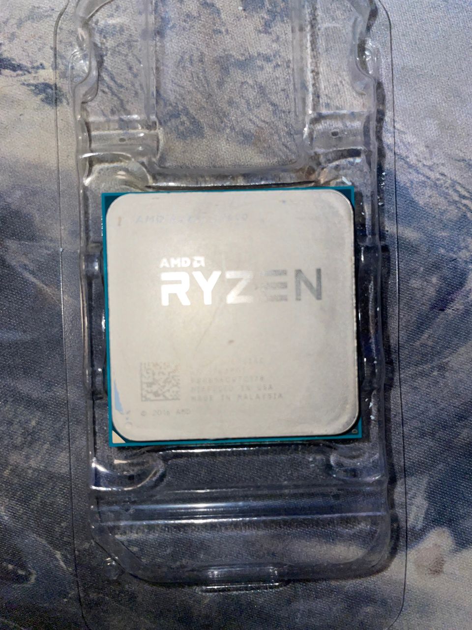 AMD Ryzen 5 1600 Prosessori ja prosessori tuuletin.