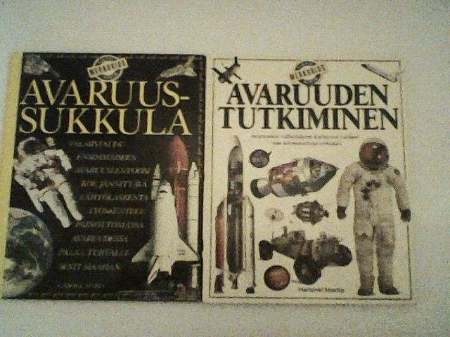 2 kpl avaruusaiheisia kirjoja