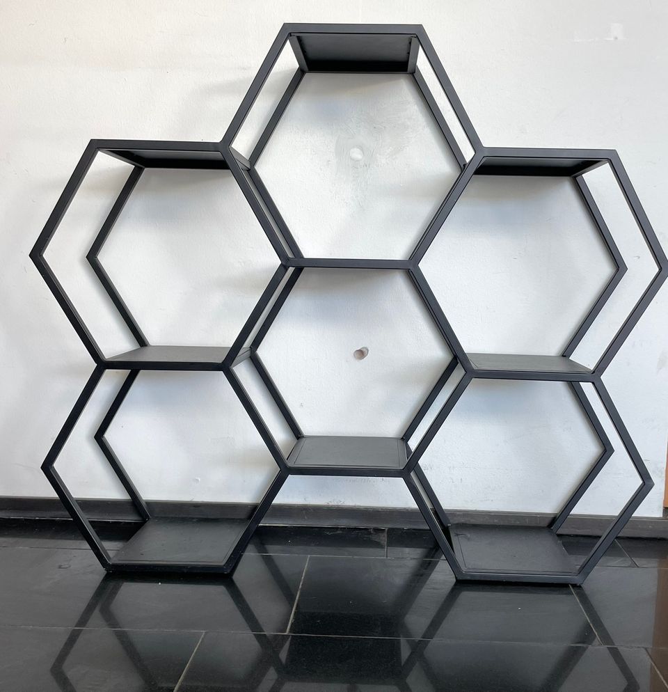 Hexagon-muotoinen seinä/lattiahylly