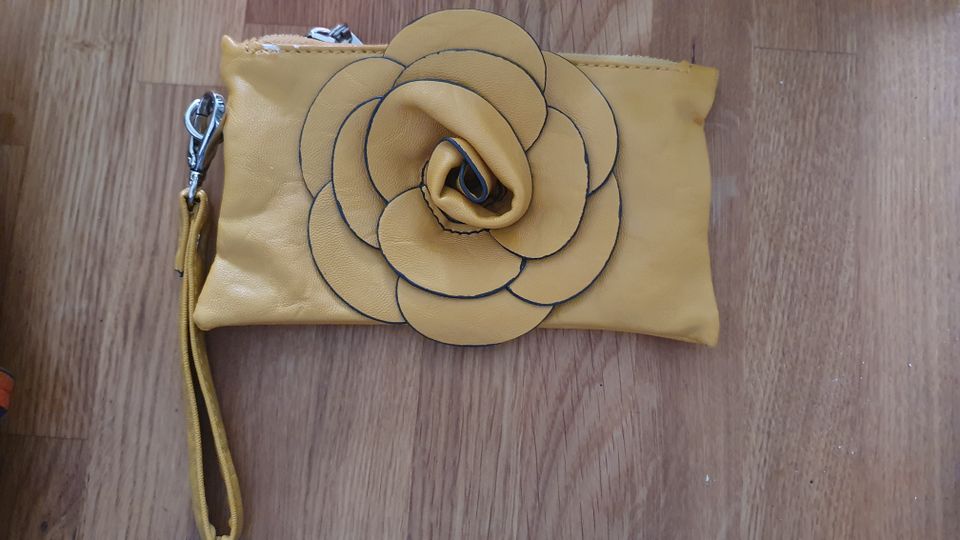 Uusi keltainen pieni käsilaukku, ruusuke