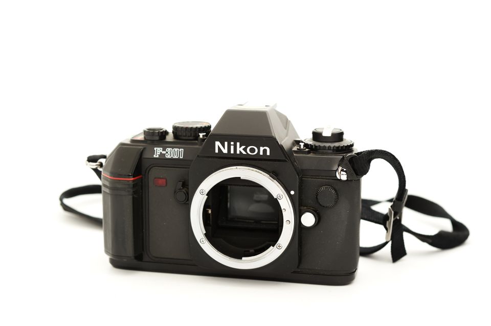 Nikon F-301 manuaalitarkenteinen filmikamera