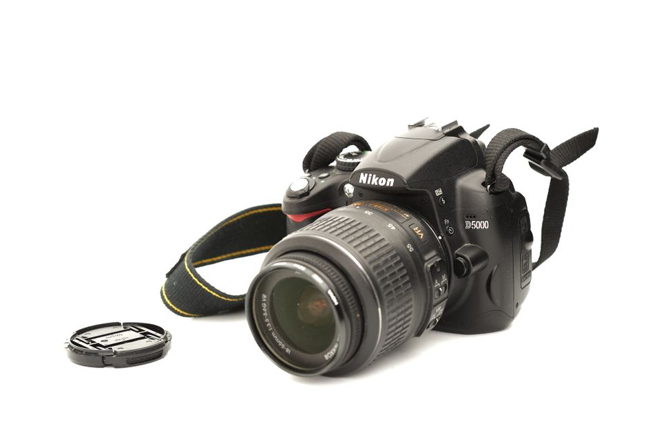 Nikon D5000 + 18-55mm f3.5-5.6 VR + Lowepro laukku
