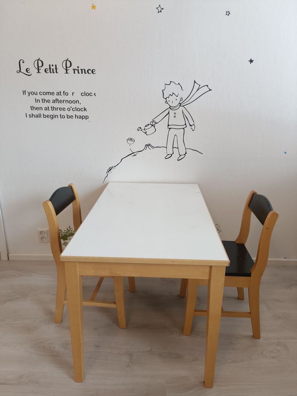 Lastenhuoneen pöytä ja tuolit