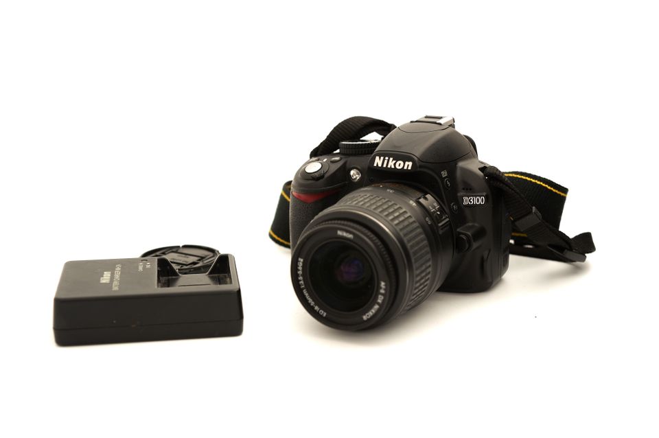Nikon D3100 + 18-55mm f3.5-5.6 G II + Lowepro laukku