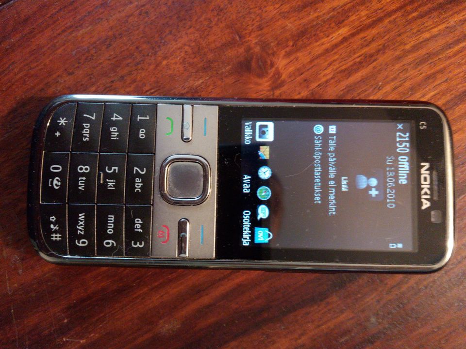 Nokia C5 näppäinpuhelin