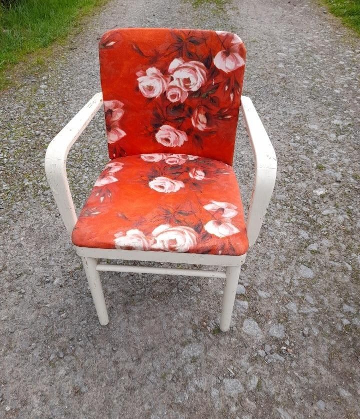 Valkoinen tuoli punainen verhoilu
