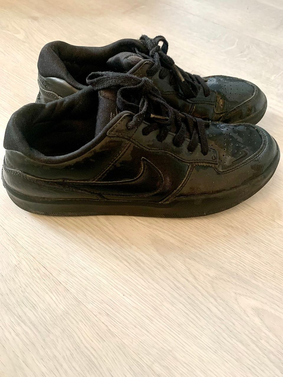 Nike mustat kengät