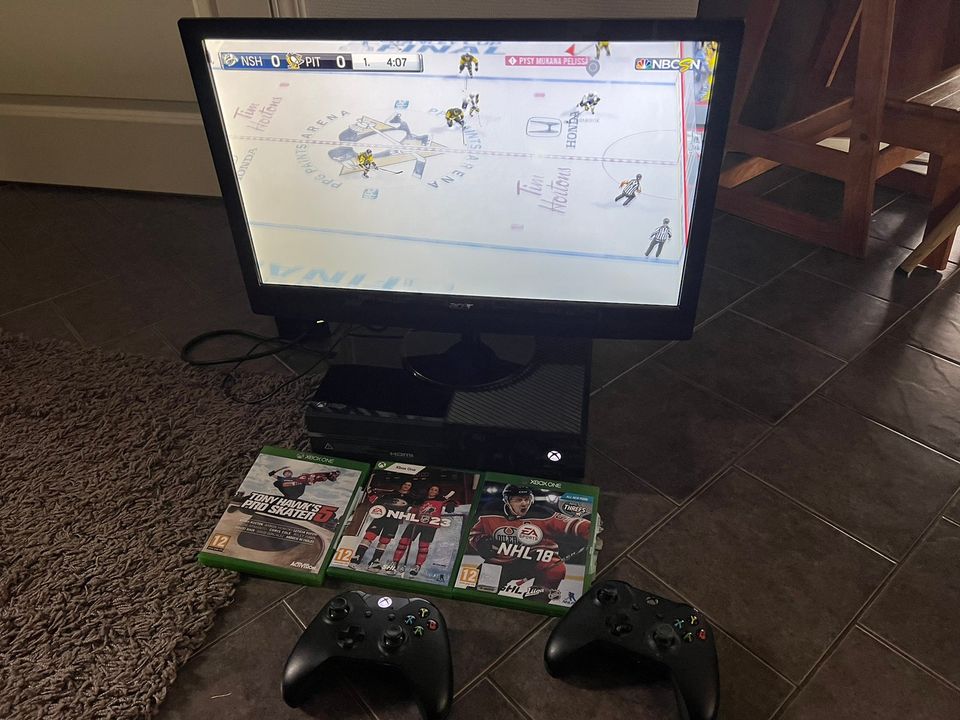 Xbox One, Acer näyttö 23”, 2 ohjainta, 3 peliä, johdot.