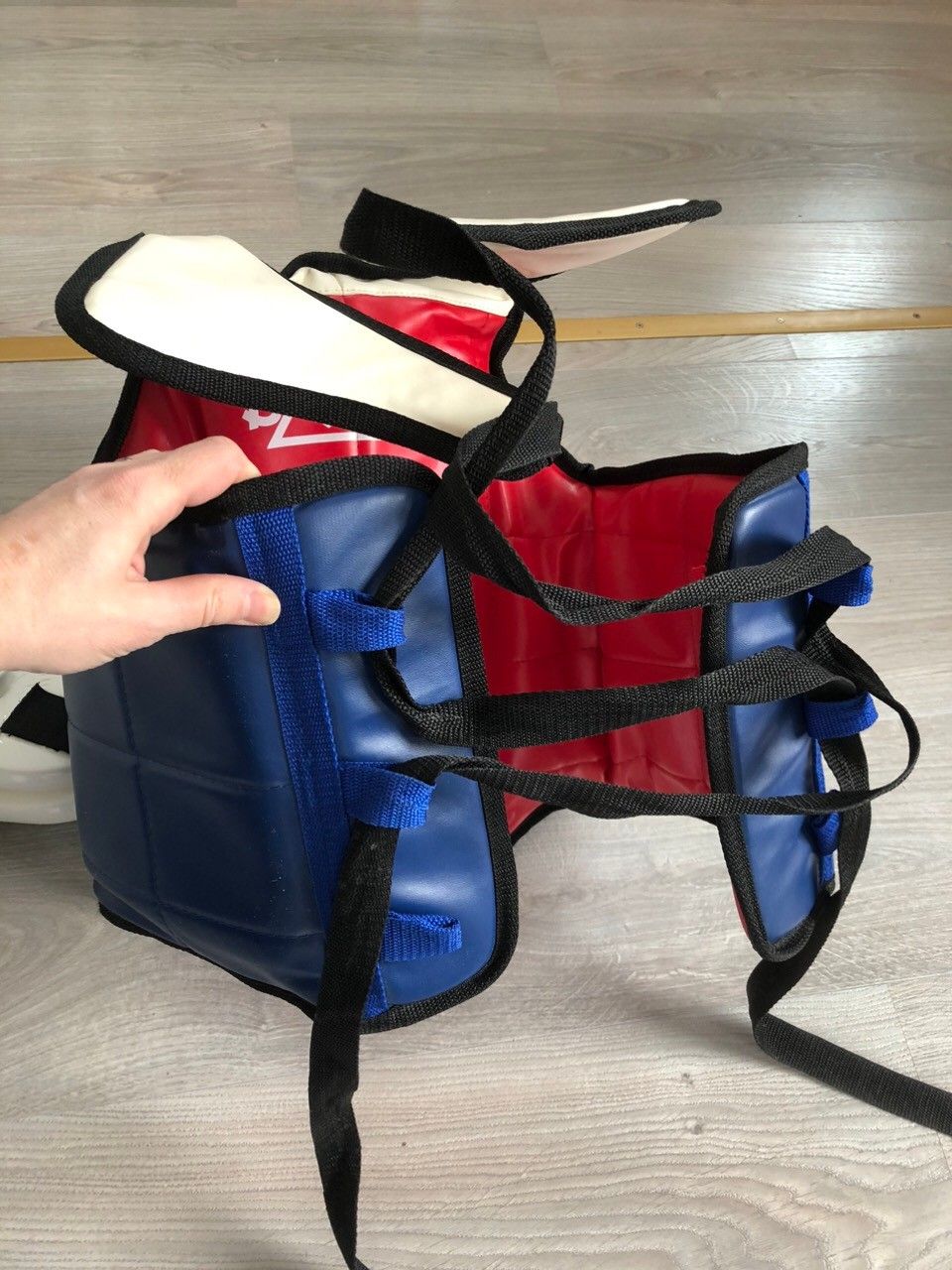 Taekwondo-rintapanssari ja kypärä