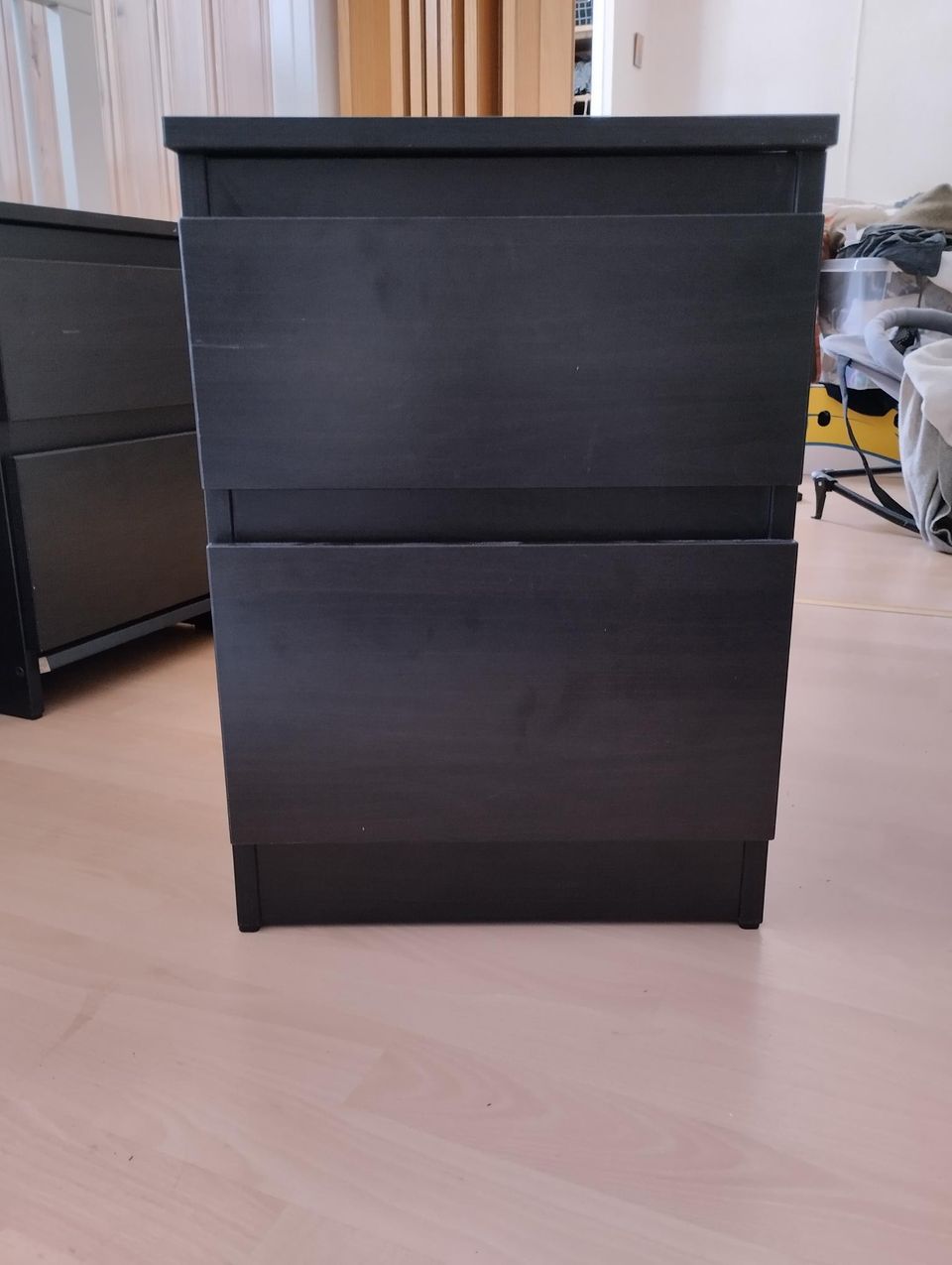 Ikea yöpöytä musta