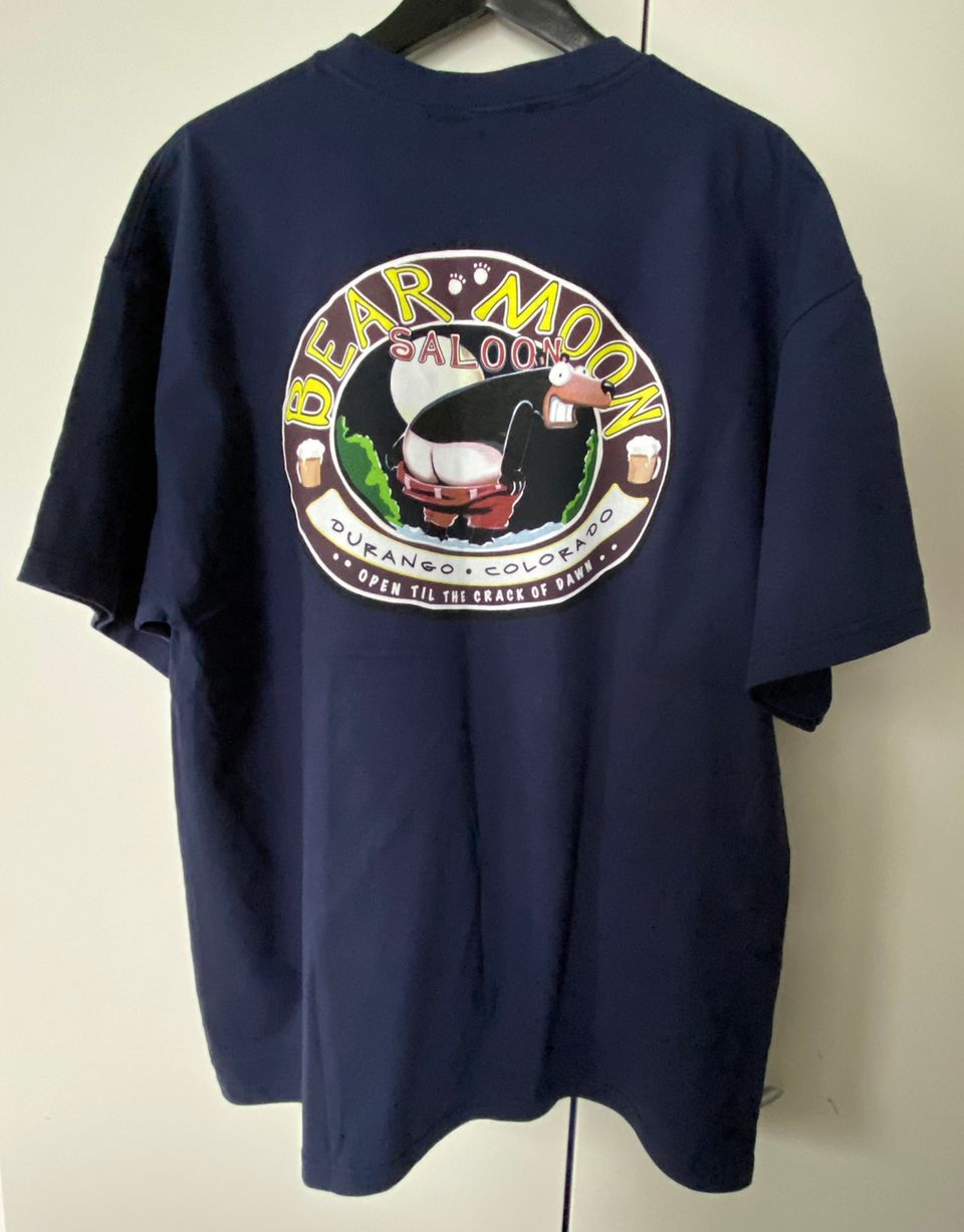 Bear Moon Saloon T-paita