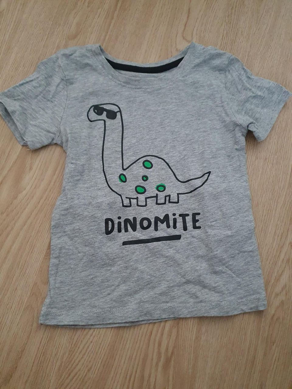 Dino t-paita kerran pidetty