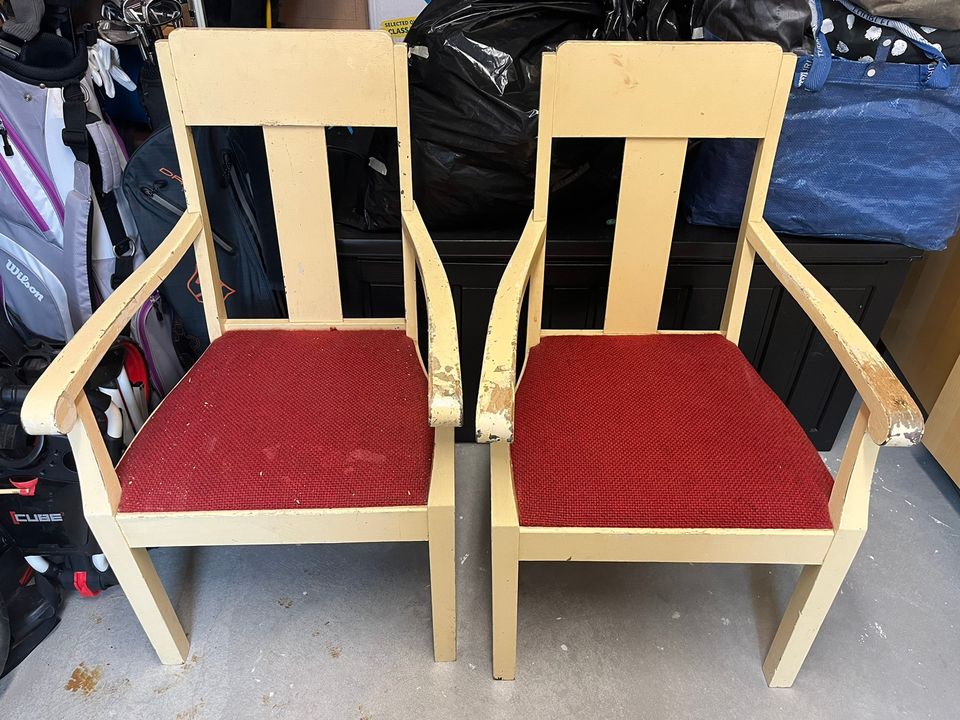 Kaksi kunnostettavaa tuolia