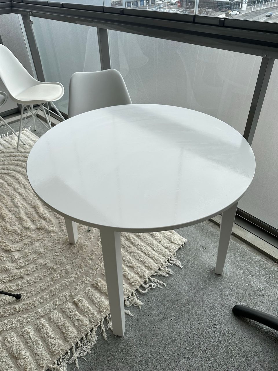 Valkoinen pyöreä pöytä