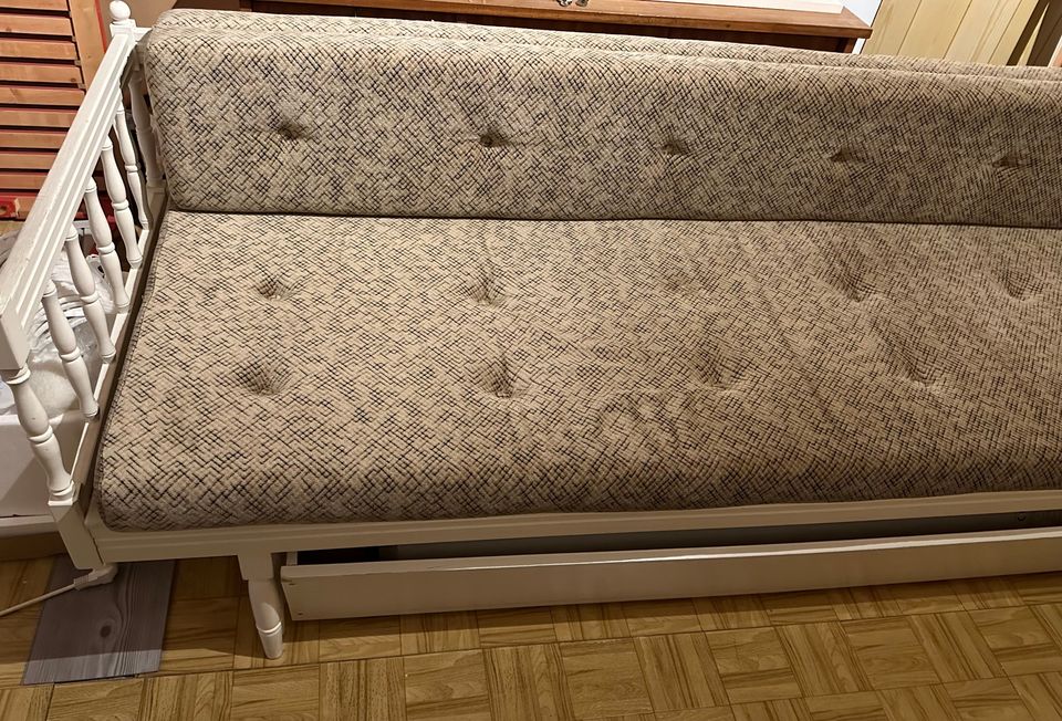 Vanha sivusta vedettävä sohva
