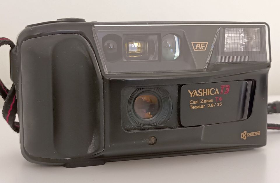 Yashica T3 filmikamera Carl Zeiss objektiivilla sekä filmiä