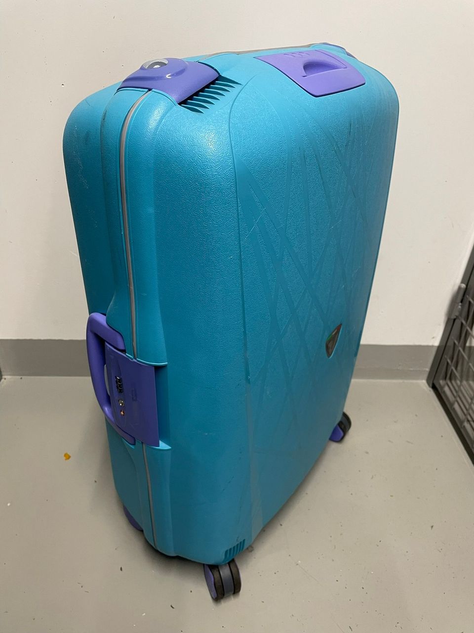 Iso matkalaukku