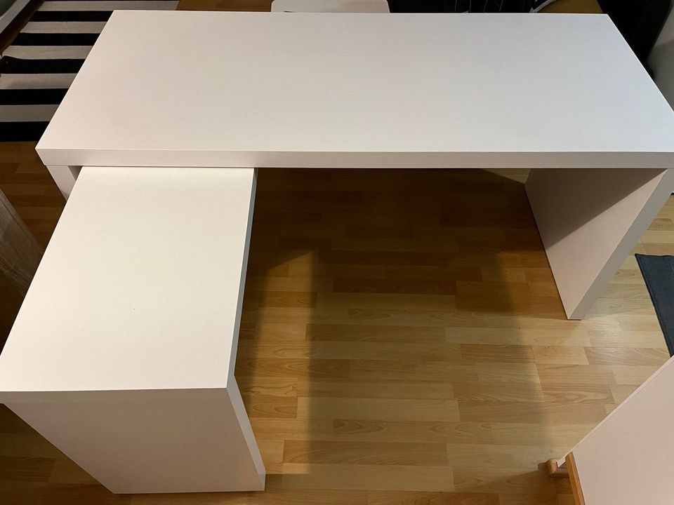 VARATTU: Ikea MALM Työpöytä ja ulos vedettävä taso, valkoinen