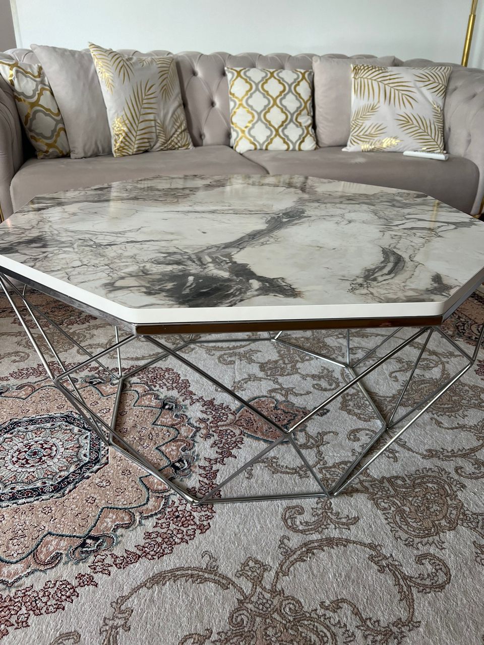 Ihana sohvapöytä, hopea säätiö ja marmori taso