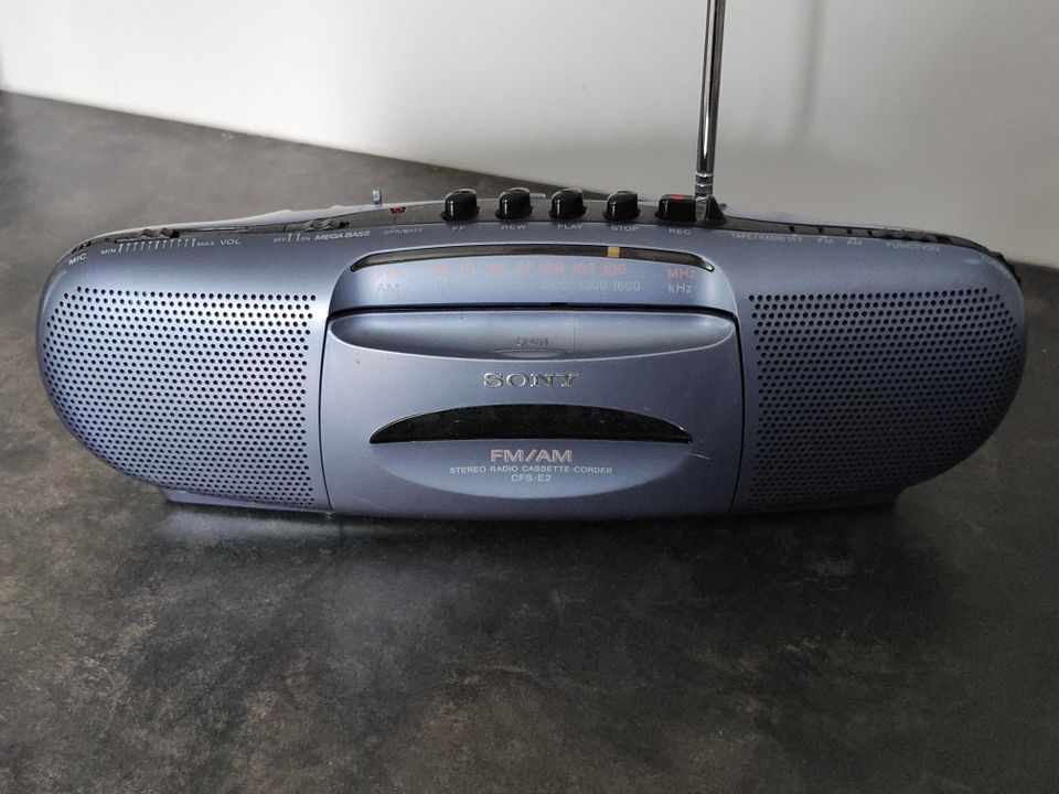 Sony CFS-E2 radiokasettisoitin (retroa)