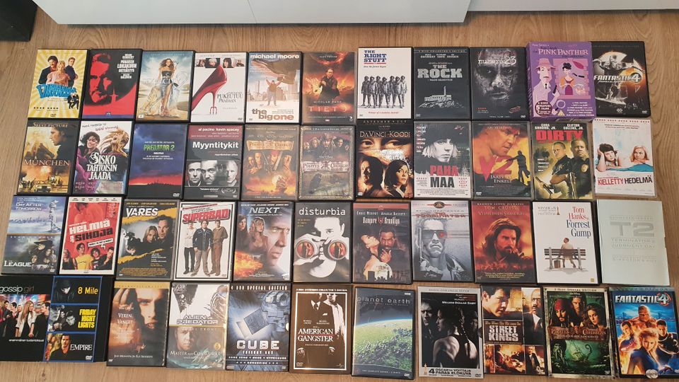 DVD-elokuvia ja sarjoja yli 120 kappaletta