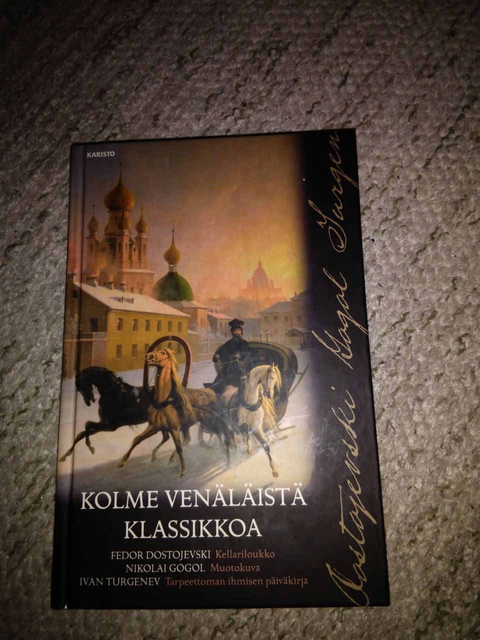 Kirja Kolme venäläistä klassikkoa, Karisto 2008, 299 sivua