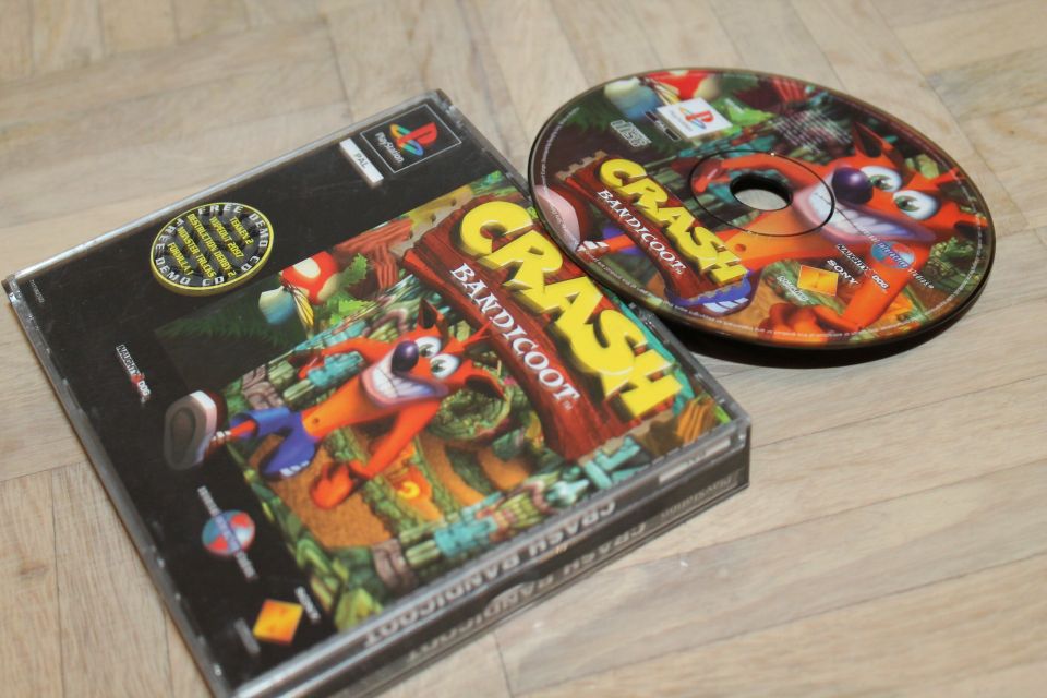 Harvinaisempi peli iso kotelo versio Crash Bandicoot PS1 Playstation 1 PSX