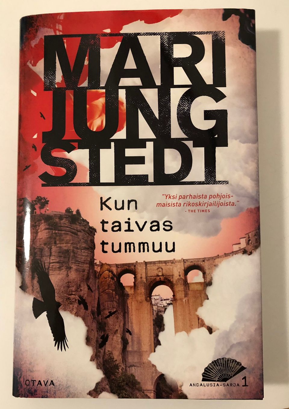 Mari Jungstedt:Kun taivas tummuu