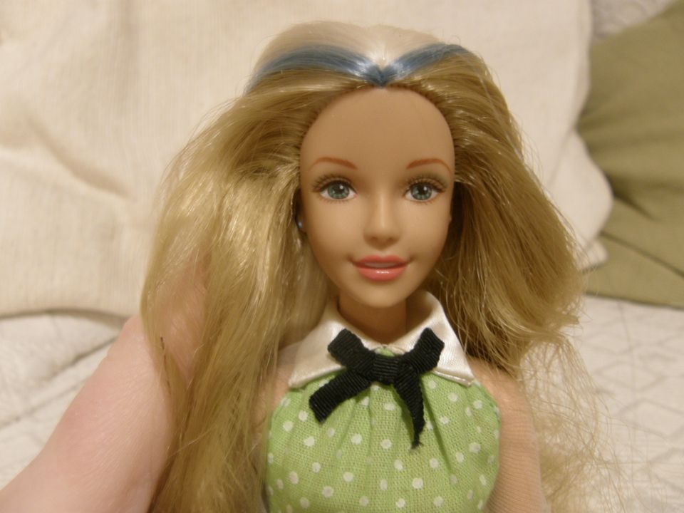 Nätti Barbie- nukke + asu