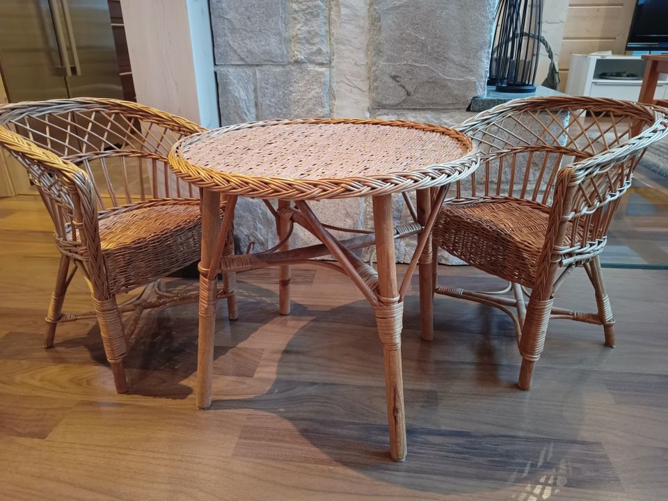 Rottinkipöytä ja tuolit