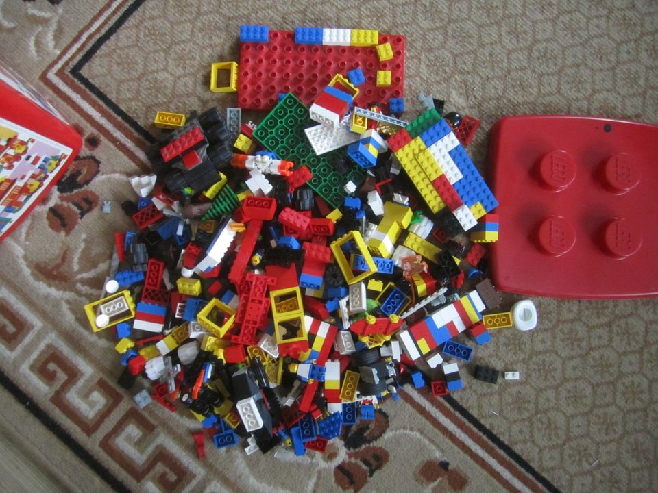 Laatikollinen LEGO rakennustarvikkeita.