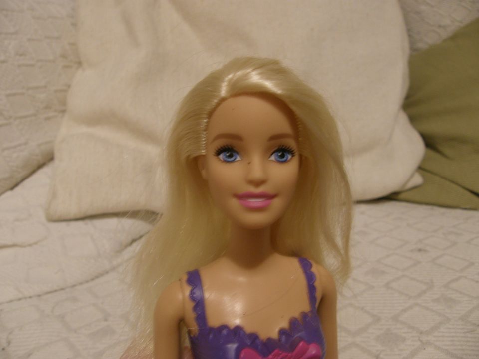Nätti Barbie-  nukke + hame