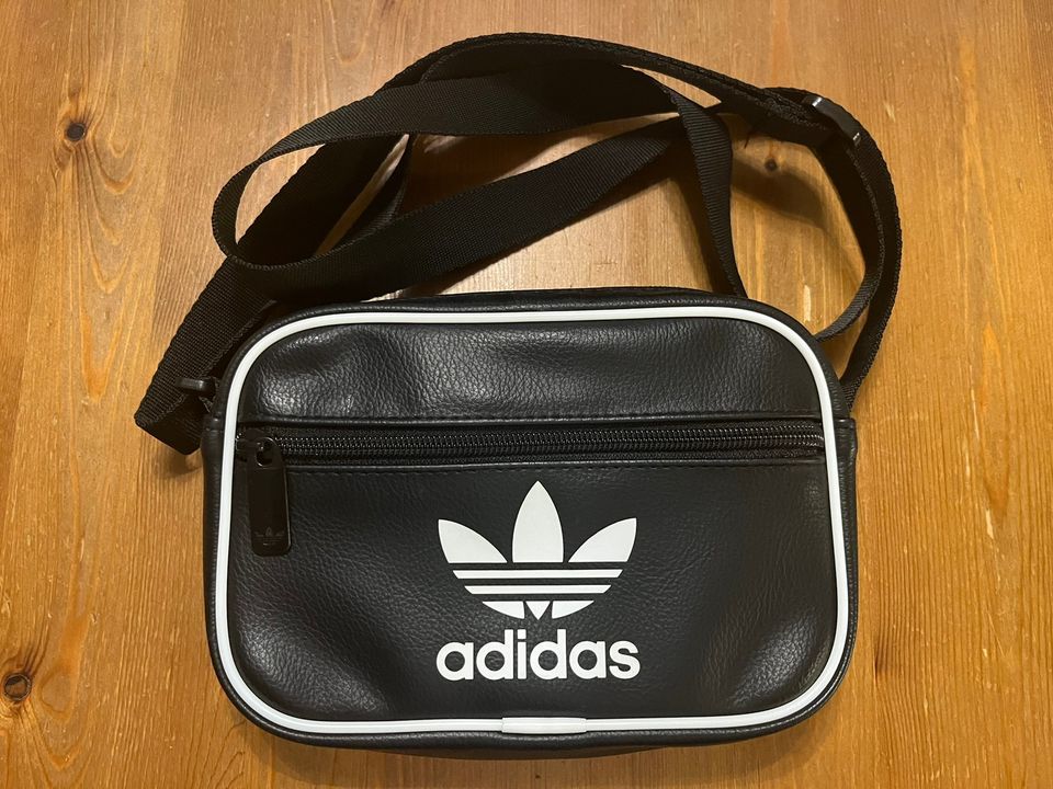 Adidas crossbody laukku