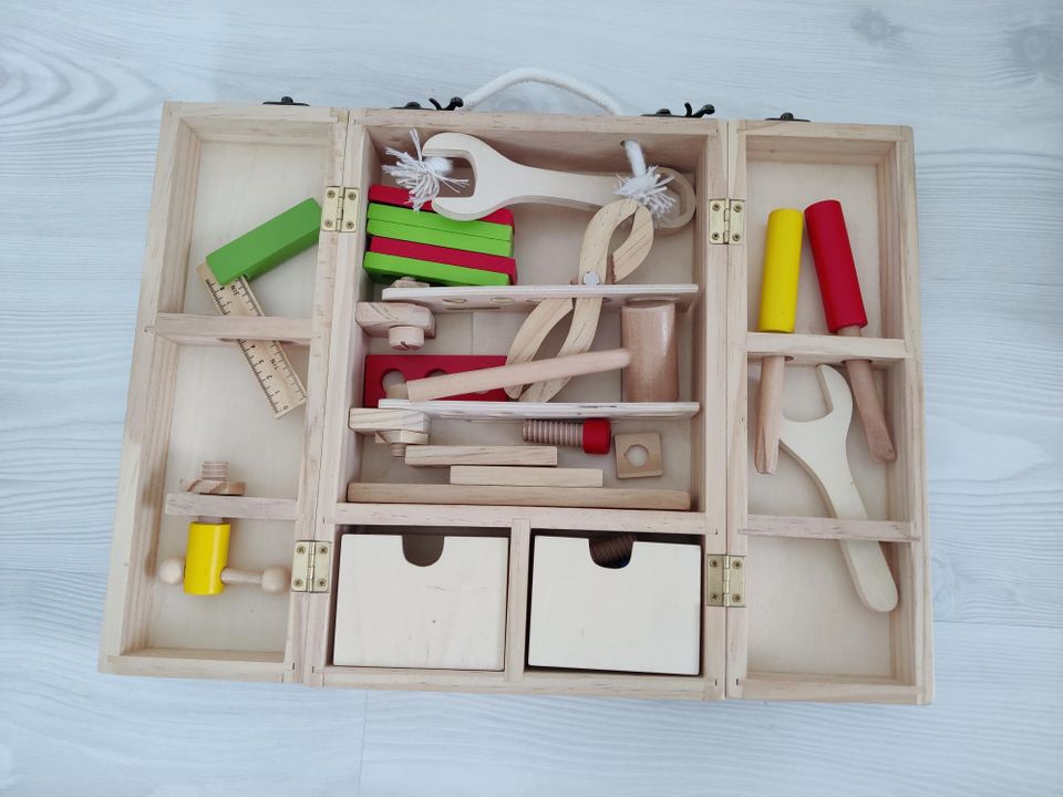 Lasten puinen työkalupakki ja tarvikkeet