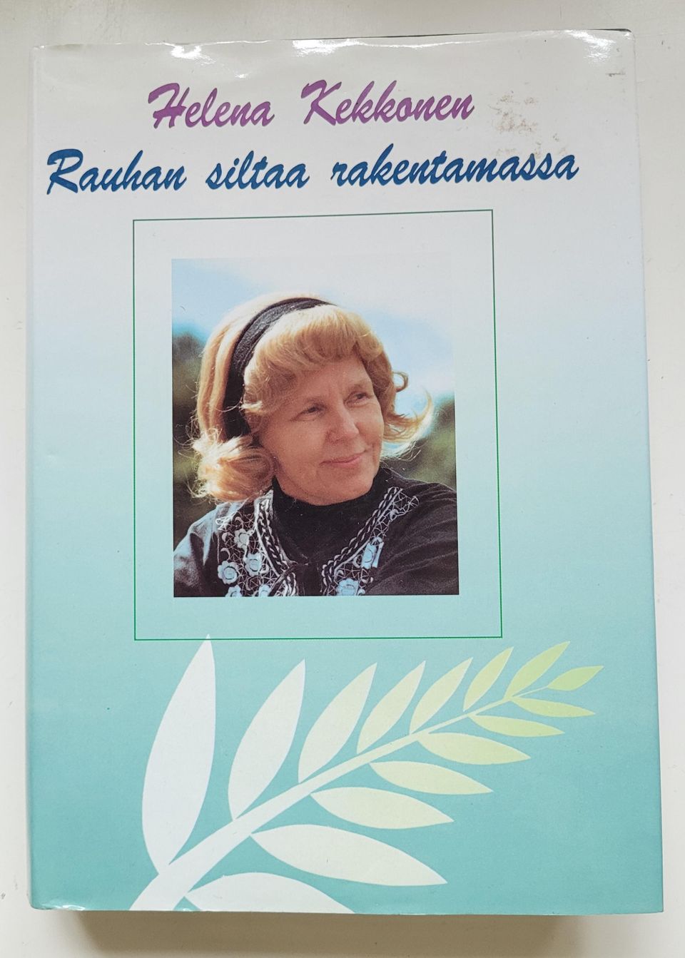 Helena Kekkonen  Rauhan siltaa rakentamassa