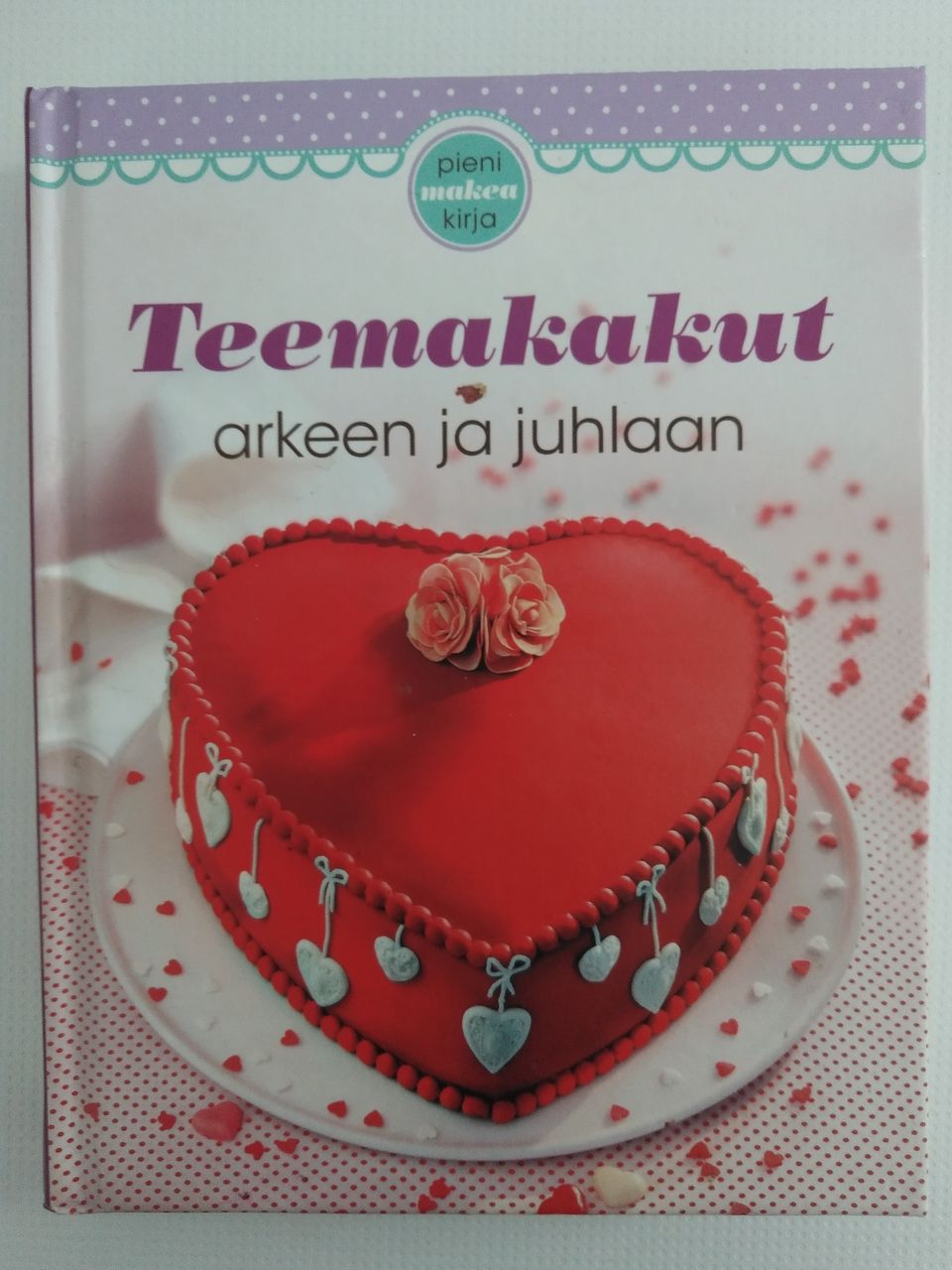 Teemakakut arkeen ja juhlaan