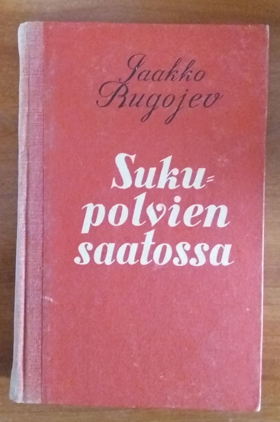 Jaakko Rugojev SUKUPOLVIEN SAATOSSA : proosa-valikoima Karjala 1979