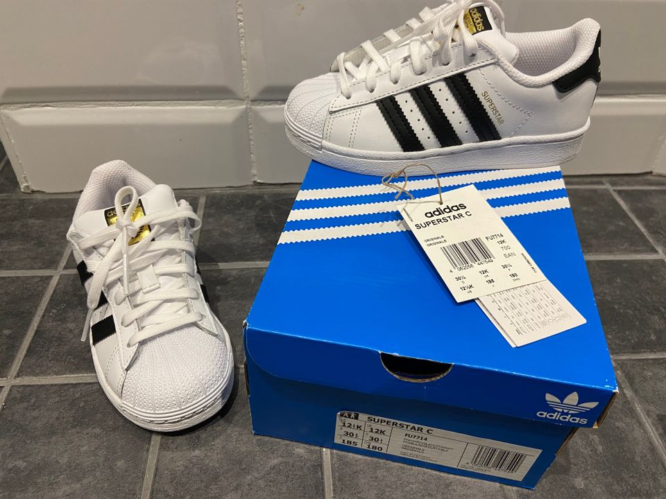 Uudet Adidas Superstarit (30,5)