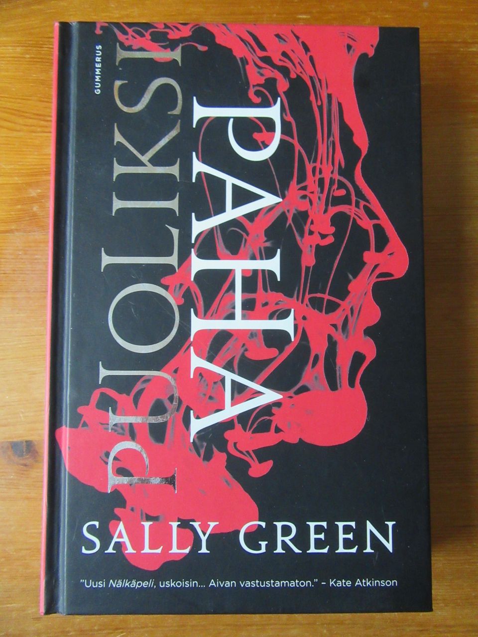 PUOLIKSI PAHA, Sally Green