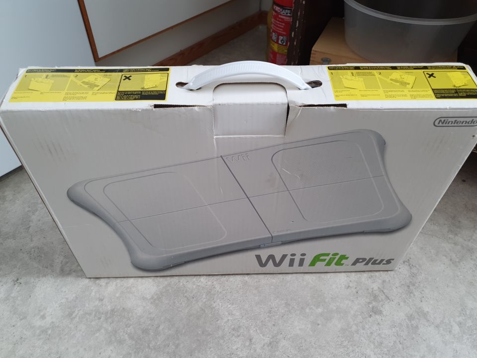 On vielä. Wii fit Plus. Sisältää Wii Fit+ pelin