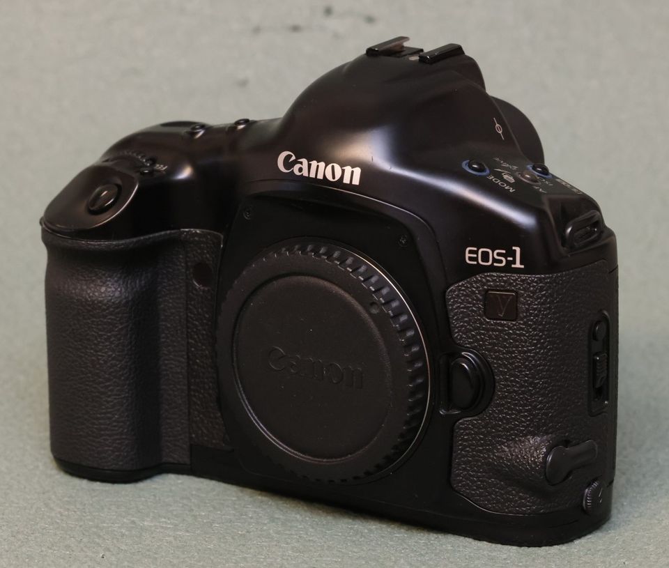 Canon EOS-1V ja tarvikkeita