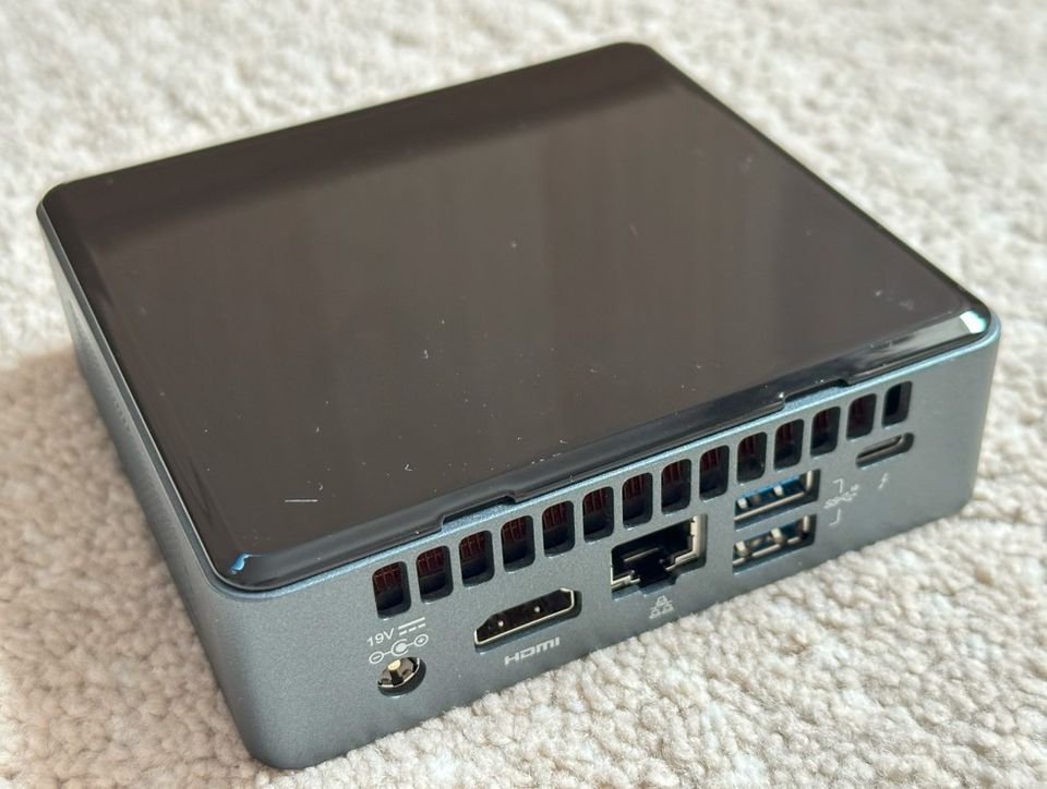 Intel NUC Core i5 / 256GB SSD / 8GB RAM