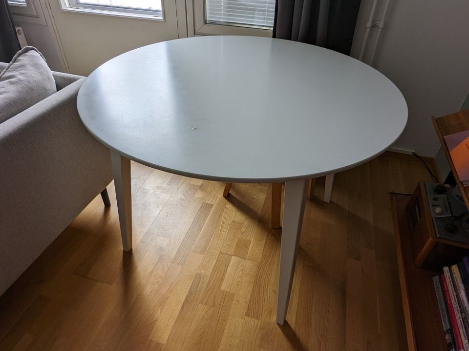 Pyöreä valkoinen pöytä 110cm halkaisijalla
