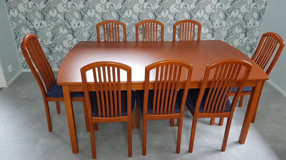 Kirsi ruokapöytä ja 8 tuolia