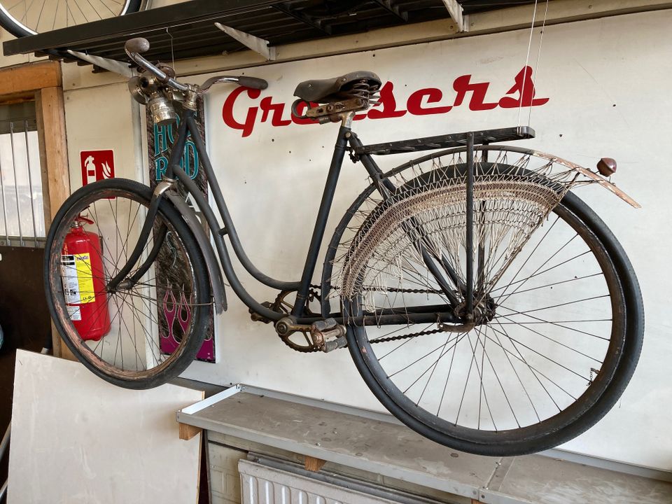 Harvinainen antiikkipyörä puuvanteilla ja -lokareilla