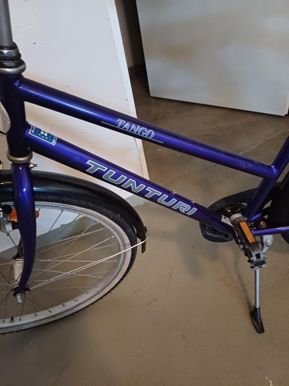 Violetin värinen kotimainen Tunturi pyörä