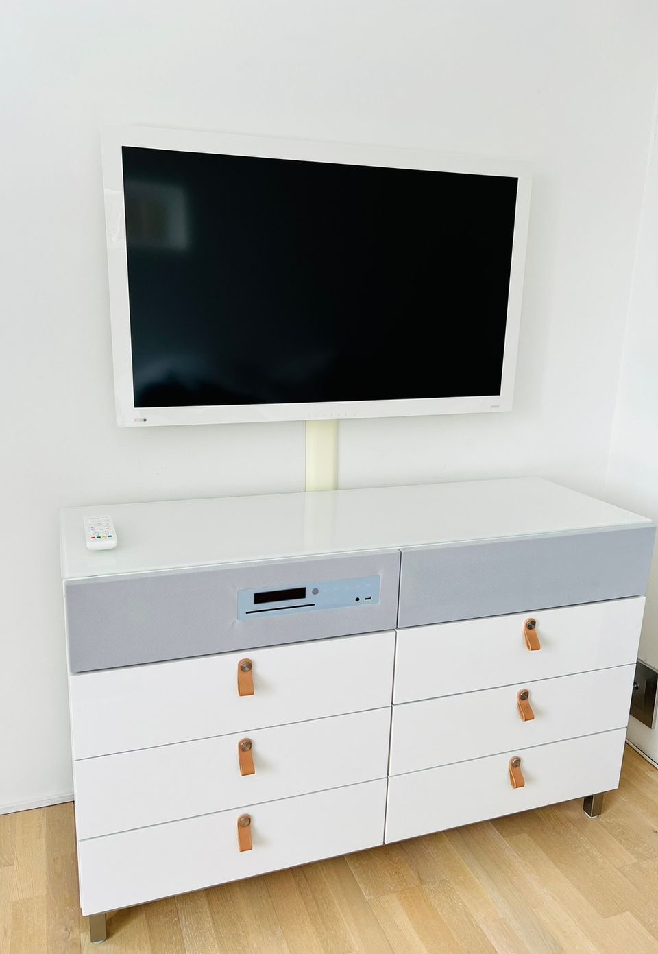 Ikea Uppleva kotiteatteri, 40” tv ja Bestå tv-taso