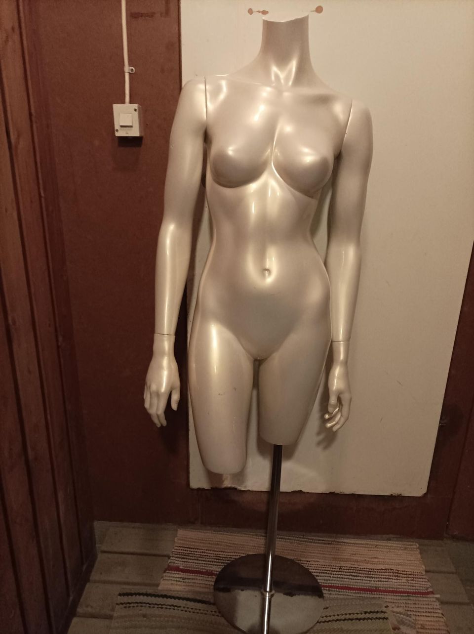Naisen torso
