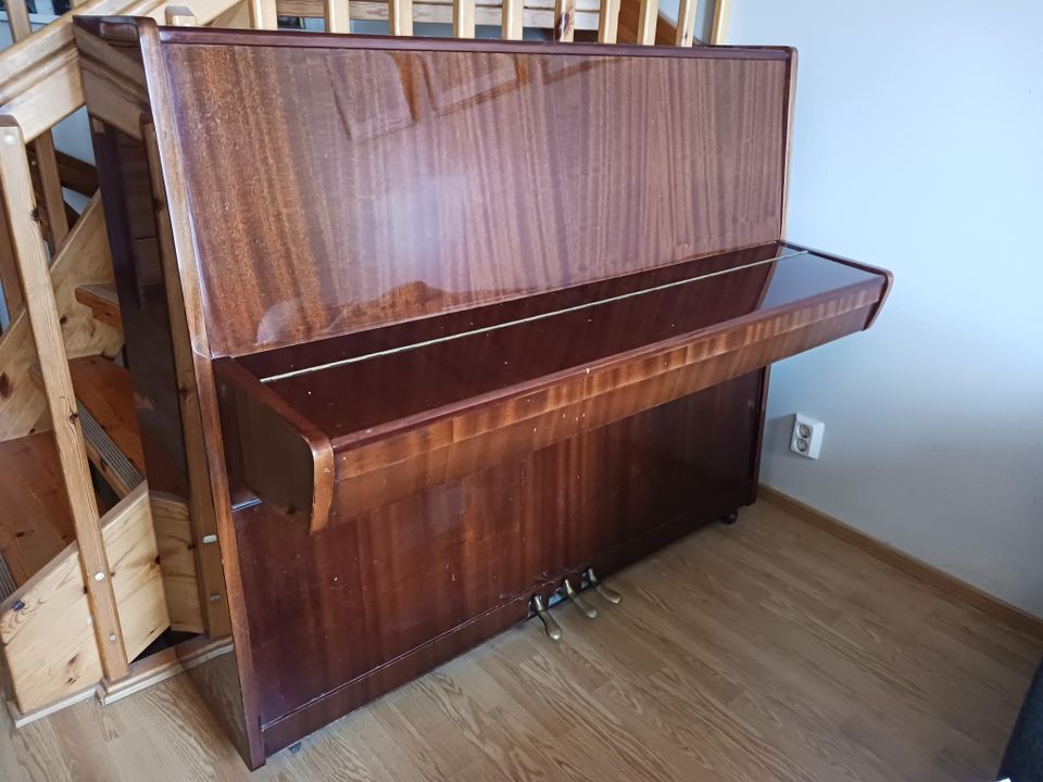 Laadukas Etyde-merkkinen piano